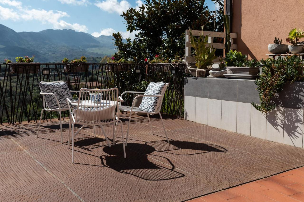 Bnb Casa Rossa Монреале Экстерьер фото