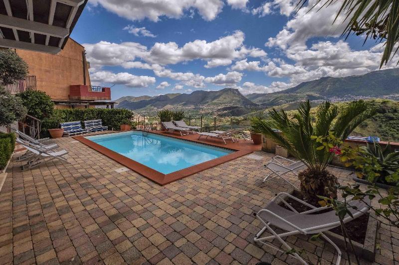Bnb Casa Rossa Монреале Экстерьер фото