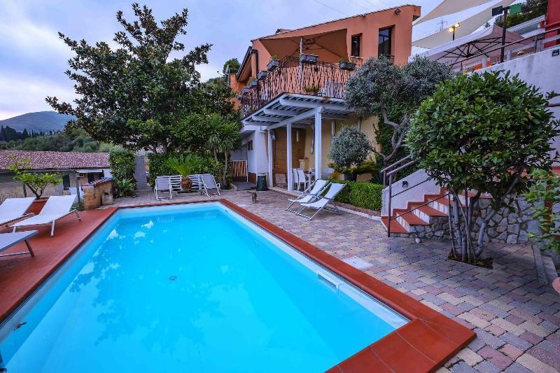 Bnb Casa Rossa Монреале Экстерьер фото